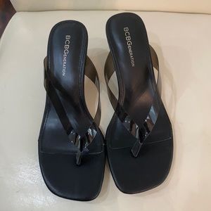 BCBG size 8 fliptop top with small 2” heel